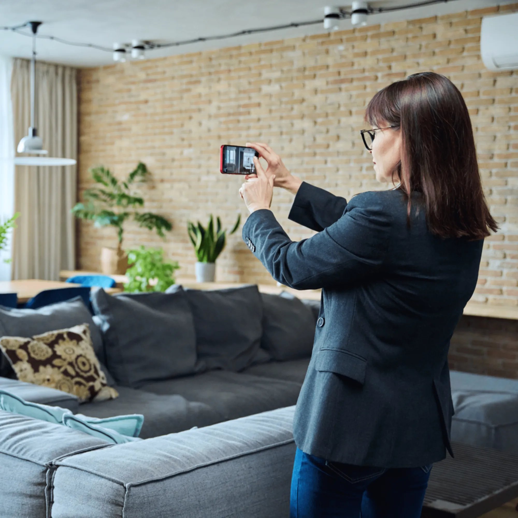 Agent indépendante réalisant une visite virtuelle d'un actif immobilier meublé